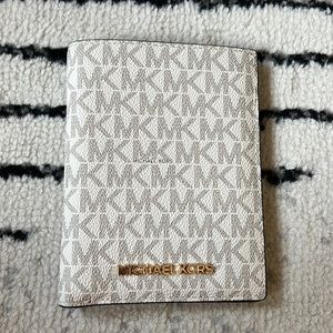 Michael Kors logo Passport Wallet - white and brown